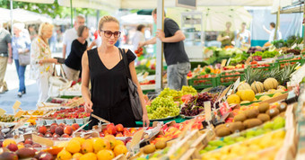 女人购买<strong>水果蔬菜</strong>当地的食物市场市场摊位各种有机<strong>蔬菜</strong>