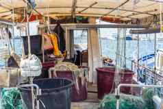钓鱼船的室内一边船钓鱼工具钓鱼行业生锈的小屋
