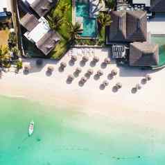 空中视图令人惊异的热带白色桑迪海滩棕榈叶子雨伞绿松石海毛里求斯