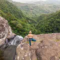 活跃的运动女人放松自然练习瑜伽高克利夫脚瀑布黑色的河峡谷国家公园热带天堂岛毛里求斯