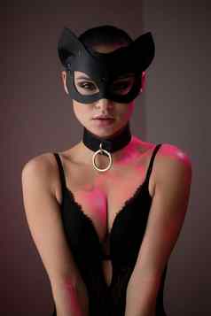 浅黑肤色的女人女孩猫面具