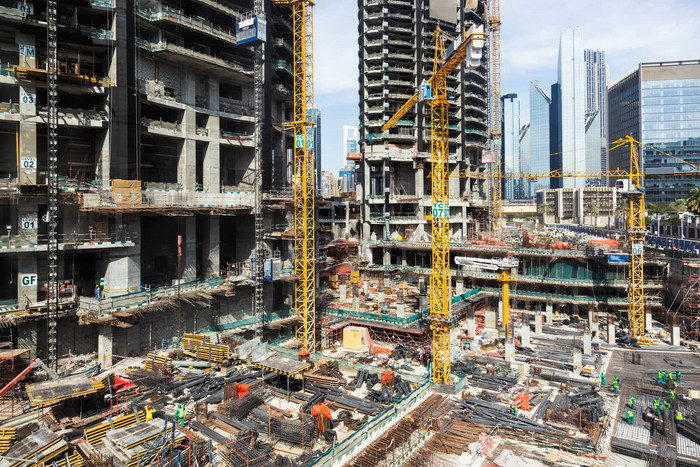 城市建筑工地繁忙景象起重机设备作业中