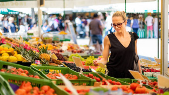 女人购买<strong>水果蔬菜</strong>当地的食物市场市场摊位各种有机<strong>蔬菜</strong>