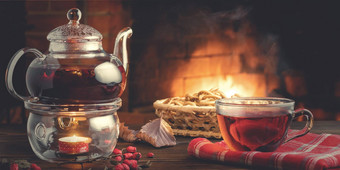 茶山楂玻璃杯茶壶茶蜡木表格房间燃烧壁炉