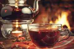 茶山楂玻璃杯茶壶茶蜡木表格房间燃烧壁炉