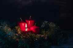 出现燃烧蜡烛圣诞节装饰明信片概念