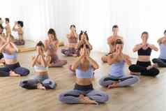 集团年轻的运动有吸引力的人瑜伽工作室练习瑜伽教训教练坐着地板上苏哈萨那冥想瑜伽构成健康的活跃的生活方式工作健身房