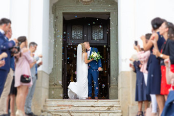 新婚夫妇接吻退出教堂婚礼仪式家庭朋友庆祝爱淋浴肥皂泡沫自定义破坏传统的大米浴