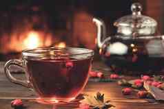 茶山楂玻璃杯茶壶木表格房间燃烧壁炉特写镜头