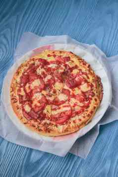 自制的意大利辣香肠披萨表格番茄奶酪他主要成分