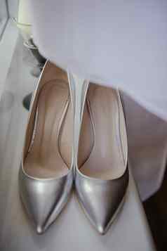 新娘显示白色婚礼鞋子婚礼细节关闭