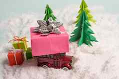 玩具车携带礼物圣诞节树雪生活
