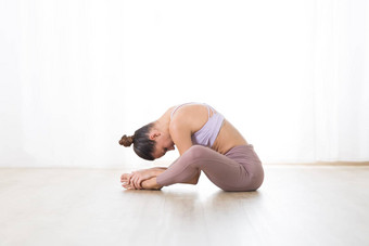 肖像华丽的活跃的运动年轻的女人练习瑜伽工作室美丽的女孩<strong>实践</strong>dandayamana比巴克塔帕达paschimotthanasana<strong>站</strong>单独的腿伸展运动构成