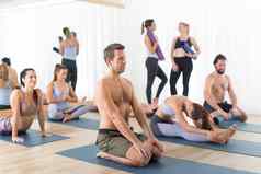 集团年轻的运动有吸引力的人瑜伽工作室放松社交活动热瑜伽类健康的活跃的生活方式工作健身房