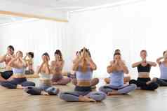 集团年轻的运动有吸引力的人瑜伽工作室练习瑜伽教训教练坐着地板上苏哈萨那冥想瑜伽构成健康的活跃的生活方式工作健身房