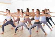 集团年轻的真实的运动有吸引力的人瑜伽工作室练习瑜伽教训教练健康的活跃的生活方式工作健身房