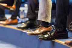 细节行男人的正式的企业业务鞋子业务人坐着研讨会