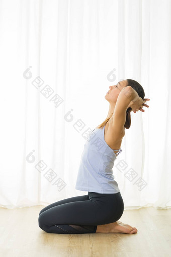 肖像华丽的活跃的运动年轻的女人练习呼吸练习瑜伽工作室健康的活跃的生活方式工作在室内健身房