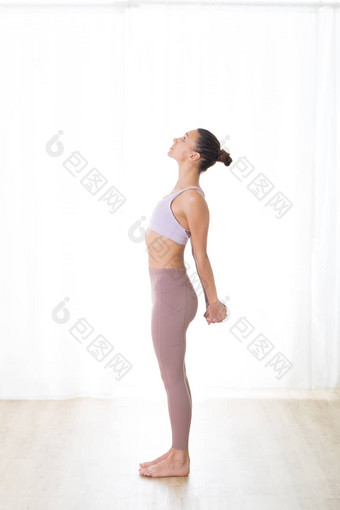 肖像华丽的<strong>活跃</strong>的运动年轻的女人练习呼吸练习瑜伽工作室健康的<strong>活跃</strong>的生活方式工作在室内健身房