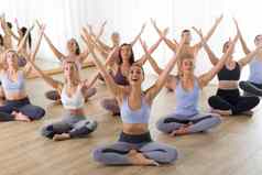 集团年轻的运动有吸引力的人瑜伽工作室练习瑜伽教训教练坐着地板上padmasana莲花冥想瑜伽构成健康的活跃的生活方式工作健身房