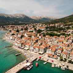 空中全景视图巴斯卡小镇受欢迎的旅游目的地岛克尔克克罗地亚欧洲