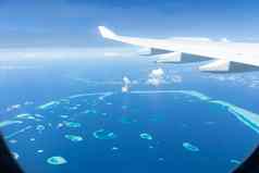 前视图Maldive岛屿飞机窗口飞机的翼