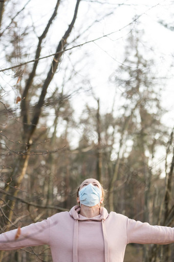 肖像高加索人运动女人穿医疗保护脸面具放松采取深呼吸森林电晕病毒科维德传播世界