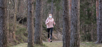 电晕病毒科维德传播世界肖像高加索人运动女人穿医疗保护脸面具运行自然