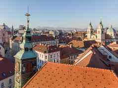 风景优美的全景空中无人机视图屋顶中世纪的城市中心小镇大厅大教堂教堂卢布尔雅那资本斯洛文尼亚日落