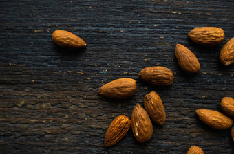 杏仁分散木古董表格杏仁健康的素食者蛋白质有营养的食物杏仁乡村木