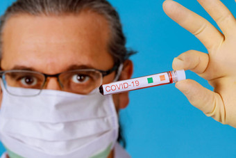 科维德冠状病毒受感染的血样本样本管手医生