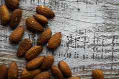 杏仁分散木古董表格杏仁健康的素食者蛋白质有营养的食物杏仁乡村木