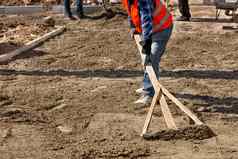工人水平沙子基金会木水平后续铺设瓷砖人行道上