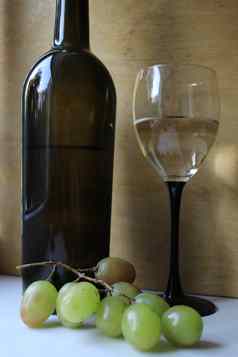 酒瓶玻璃白色酒葡萄木背景