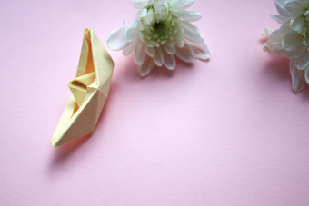 <strong>菊</strong>花纸船粉红色的背景