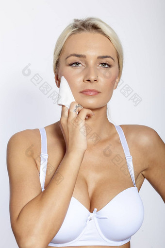 年轻的女人清洁脸湿湿巾