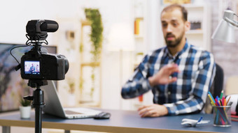 视频博客坐着桌子上生活房间会说话的相机