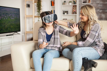 女孩玩<strong>视频</strong>游戏虚拟现实护目镜