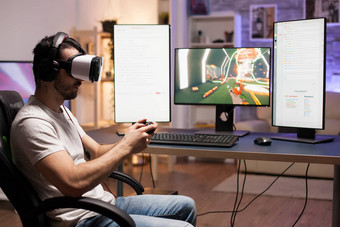 专业玩家穿虚拟现实耳机