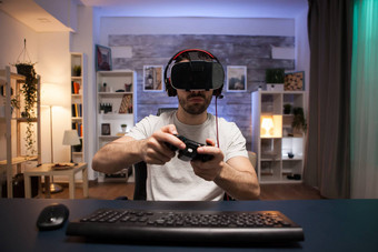 观点在线射击游戏玩家穿虚拟现实护目镜