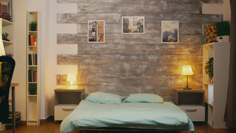 建立拍摄时尚的公寓舒适的床上