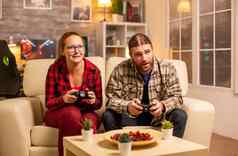 游戏玩家夫妇玩视频游戏无线控制器手