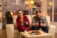 游戏玩家夫妇玩视频游戏无线控制器手