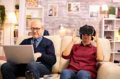 上了年纪的退休女人经历虚拟现实时间