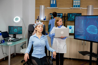 医生介绍数据移动PC女孩的大脑扫描过程