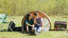 可爱的年轻的夫妇甜蜜的时刻野营帐篷