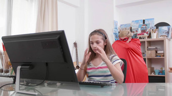 女人<strong>超级</strong>英雄服装溜十几岁的女孩工作电脑