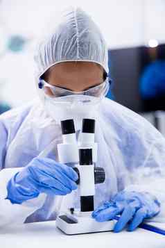 化学家穿着保护西装显微镜