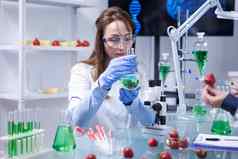中间年龄科学家女人穿保护眼镜研究实验室