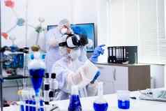 女科学家实验测试虚拟现实护目镜